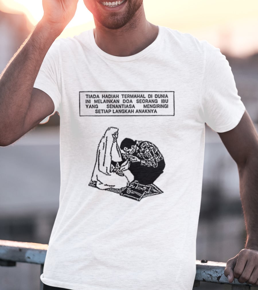 Tiada Hadiah Termahal Di Dunia Melainkan Doa Seorang Ibu Silhouette Scene T-Shirt
