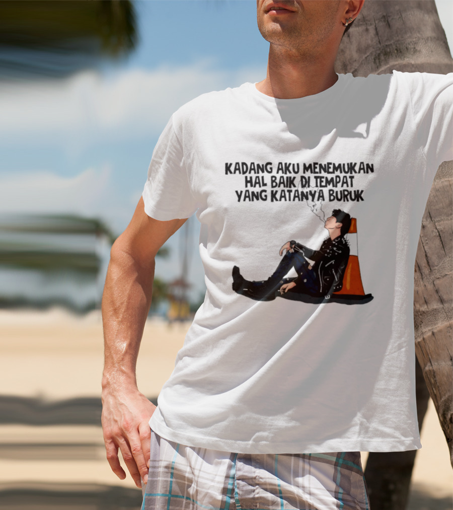 Kadang Aku Menemukan Hal Baik Di Tempat Yang Katanya Buruk Dengan Sosok Beristirahat Di Kursi Oranye T-Shirt