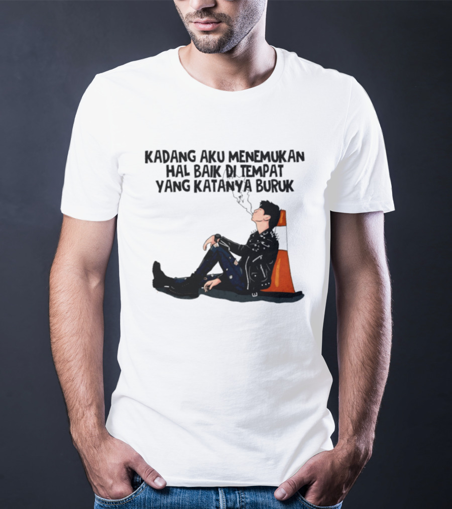Kadang Aku Menemukan Hal Baik Di Tempat Yang Katanya Buruk Dengan Sosok Beristirahat Di Kursi Oranye T-Shirt