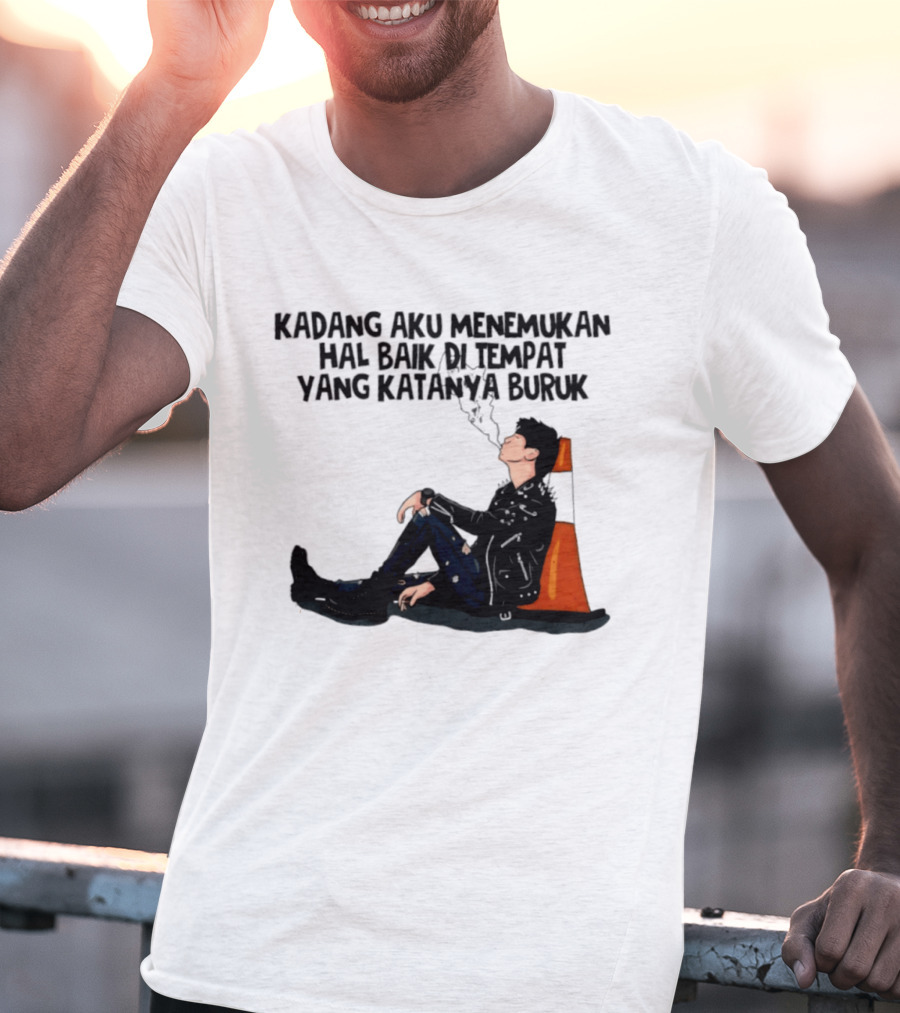 Kadang Aku Menemukan Hal Baik Di Tempat Yang Katanya Buruk Dengan Sosok Beristirahat Di Kursi Oranye T-Shirt