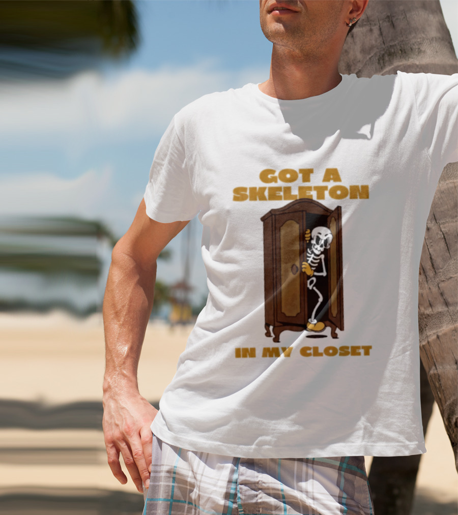 Got A Skeleton In My Closet Spooky Halloween Fun T-Shirt