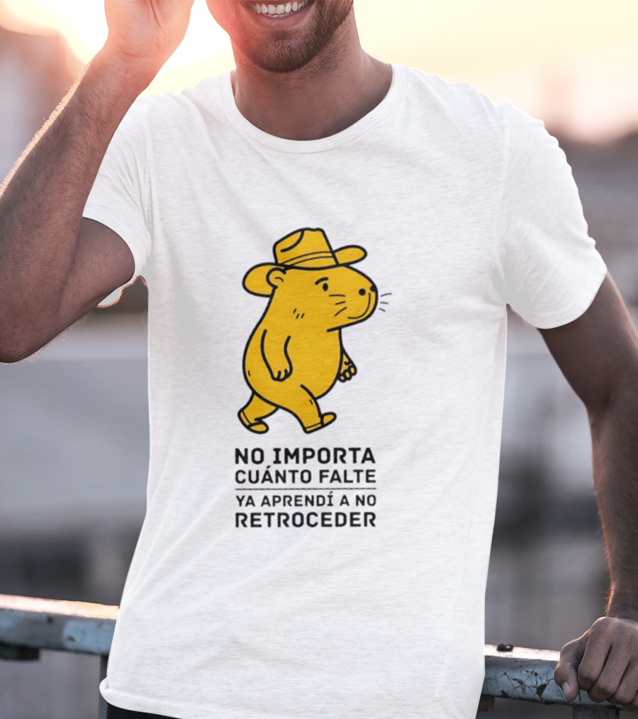 Capybara No Importa Cuánto Falte Ya Aprendí A No Retroceder Sombrero Amarillo T-Shirt