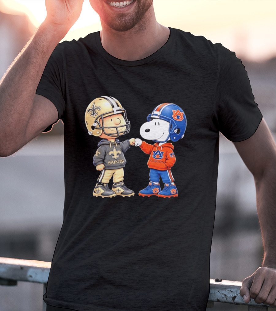 Charlie Brown Saints And Snoopy Auburn Tigers Fist Bump Football T-Shirt