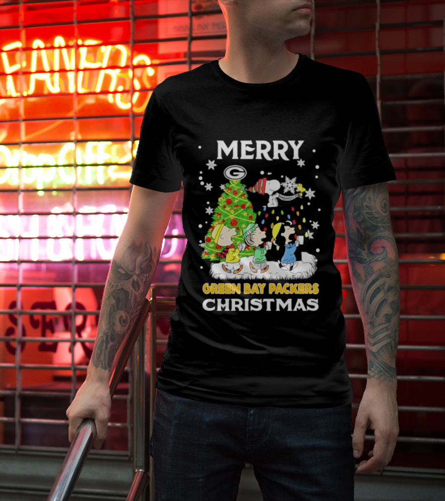 Merry Green Bay Packers Peanuts Christmas Caroling With Snoopy And Woodstock T-Shirt