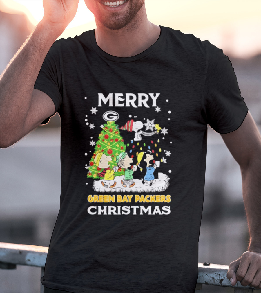 Merry Green Bay Packers Peanuts Christmas Caroling With Snoopy And Woodstock T-Shirt