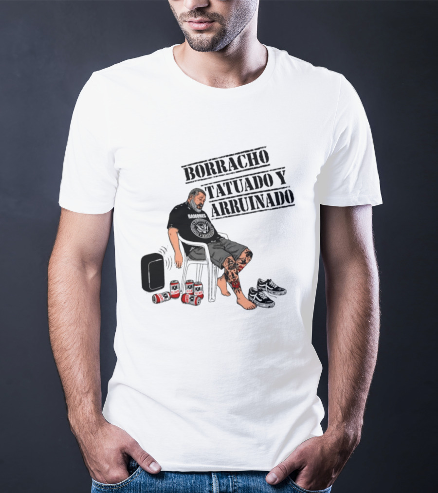 Borracho Tatuado Y Arruinado Hombre Con Pierna Tatuada Y Botellas Vibrando T-Shirt