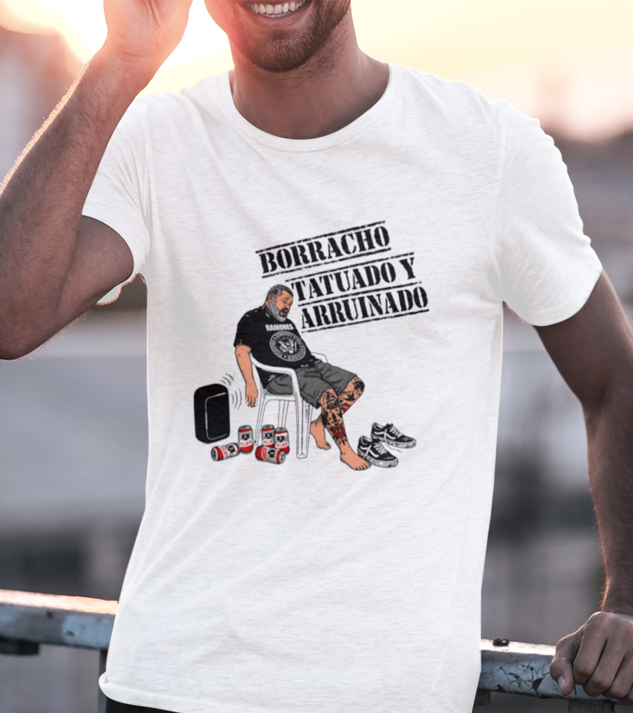Borracho Tatuado Y Arruinado Hombre Con Pierna Tatuada Y Botellas Vibrando T-Shirt