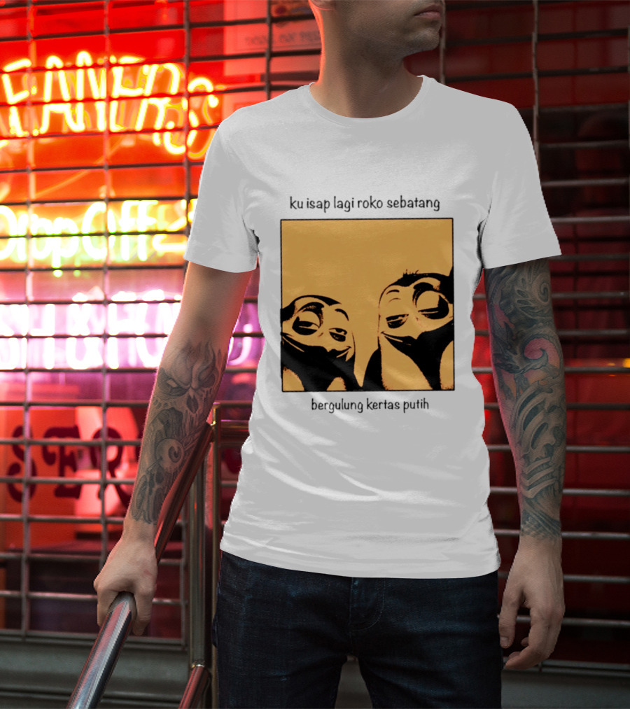 Ku Isap Lagi Roko Sebatang Bergulung Kertas Putih Private Kowalski T-Shirt