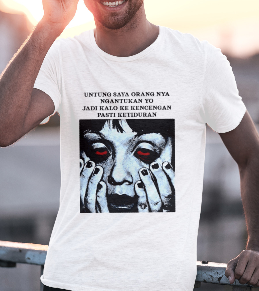 Untung Saya Orang Nya Ngantukan Yo Jadi Kalo Ke Kencengan Pasti Ketiduran Mata Merah Menahan Kantuk T-Shirt