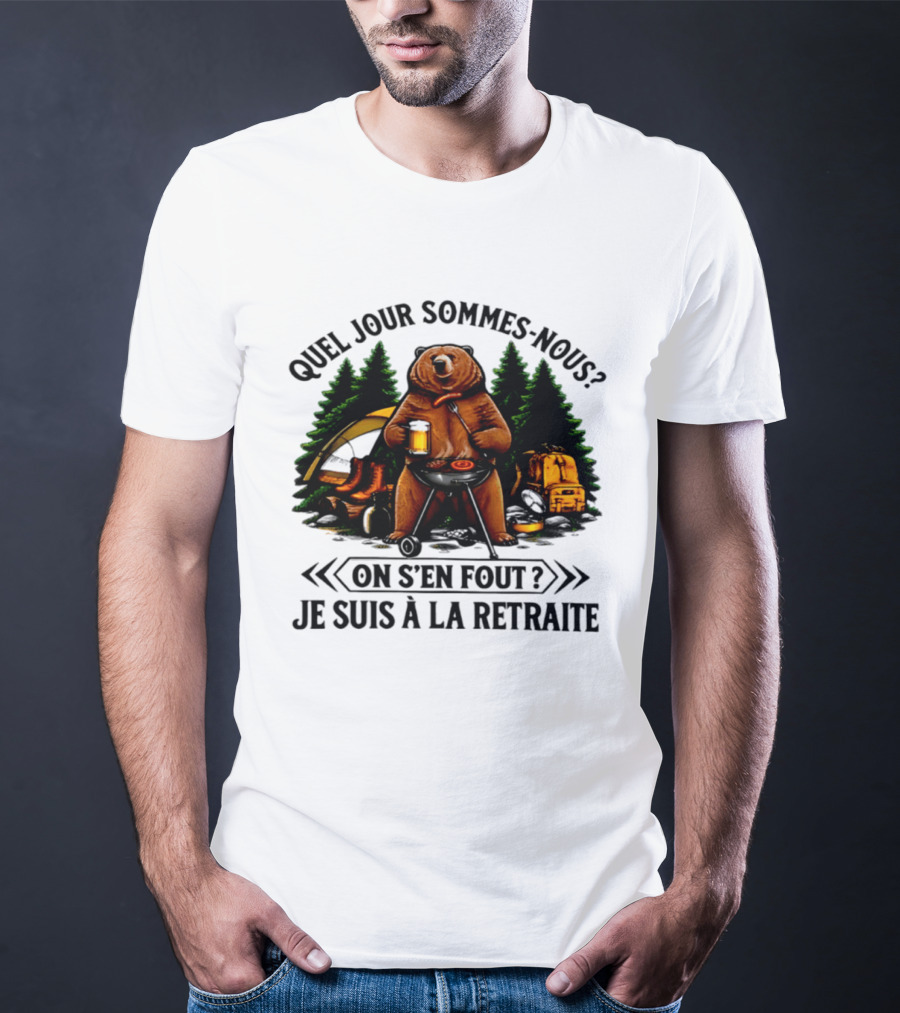 Quel Jour Sommes Nous On S'en Fout Je Suis à La Retraite Camping Bear In The Woods T-Shirt