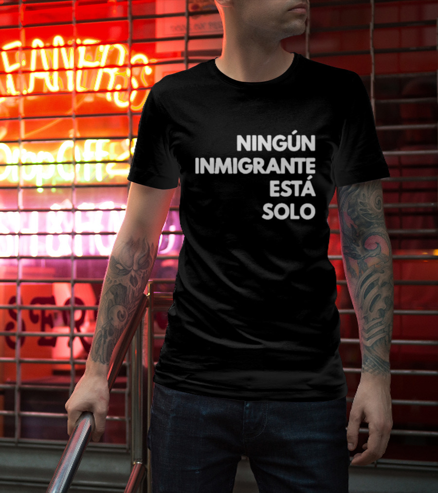 Mina Kimes Ningún Inmigrante Está Solo Message T-Shirt