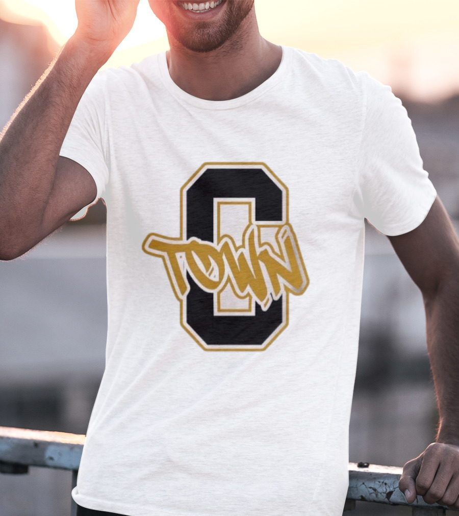 O Town Vintage Varsity Style בצ פjfgh T-Shirt