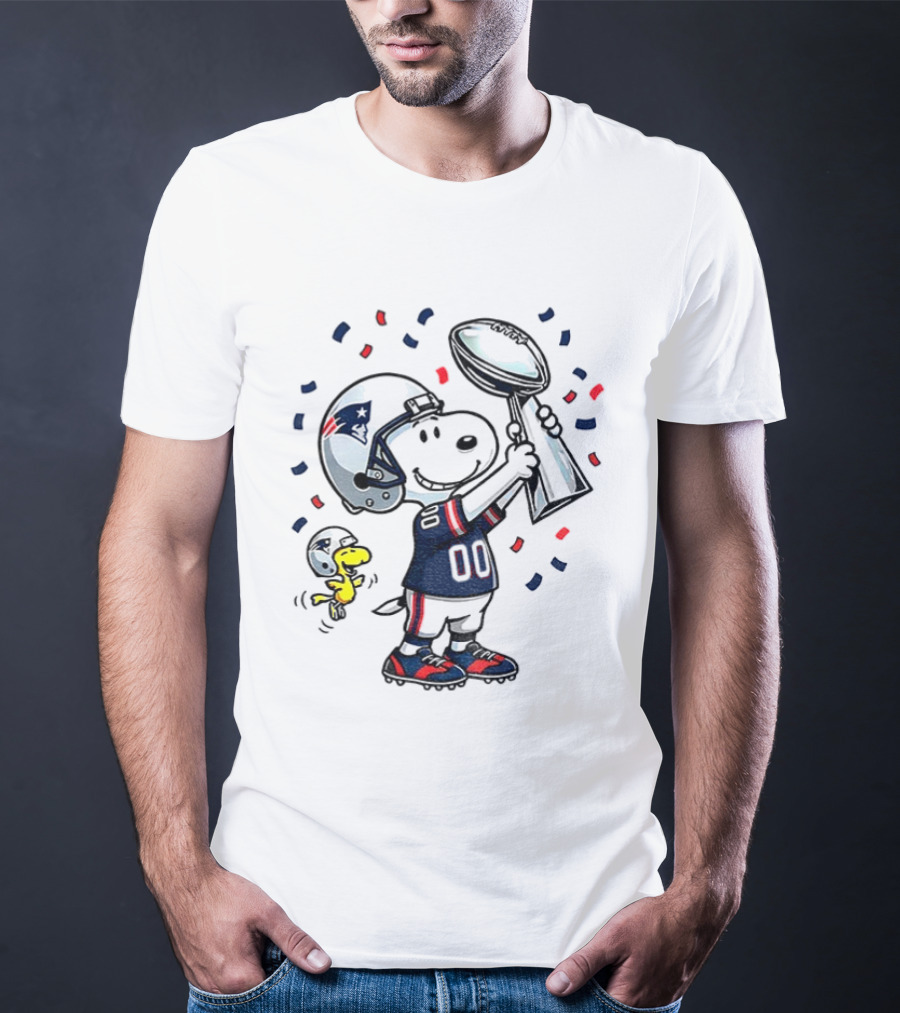 Snoopy Woodstock NFL New England Patriots Football Super Bowl Fun T-Shirt