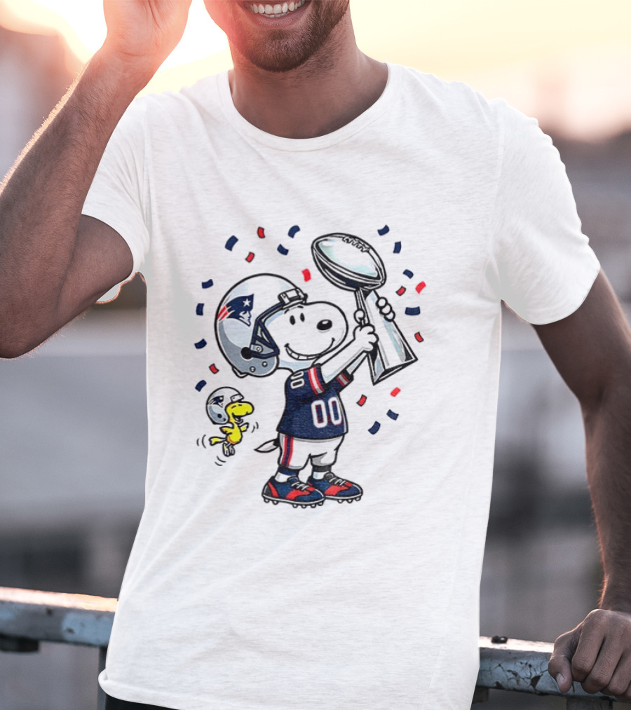Snoopy Woodstock NFL New England Patriots Football Super Bowl Fun T-Shirt