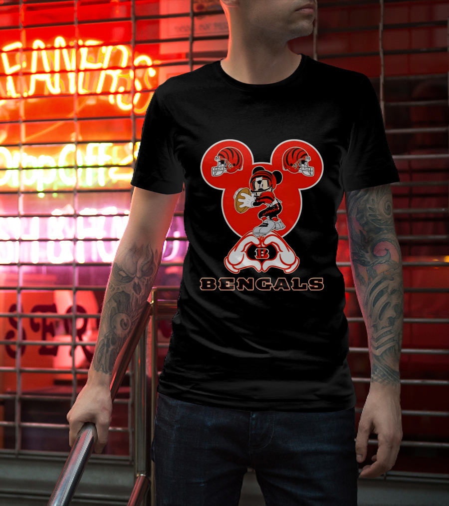 Cincinnati Bengals Mickey Mouse Football Heart Hands T-Shirt