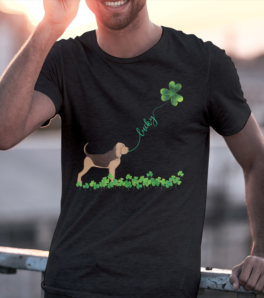 Lucky Bloodhound Dog With Shamrock St Patrick Day T-Shirt
