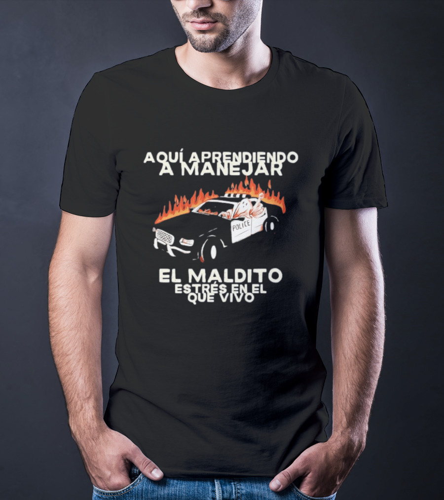 Aquí Aprendiendo A Manejar El Maldito Estrés En El Que Vivo Policía Coche En Llamas T-Shirt