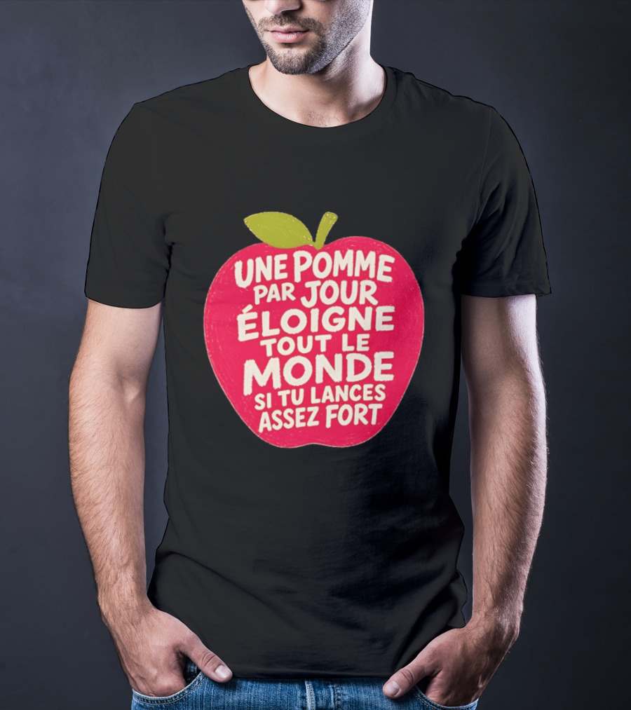Une Pomme Par Jour Éloigne Tout Le Monde Si Tu Lances Assez Fort Humor Phrase T-Shirt
