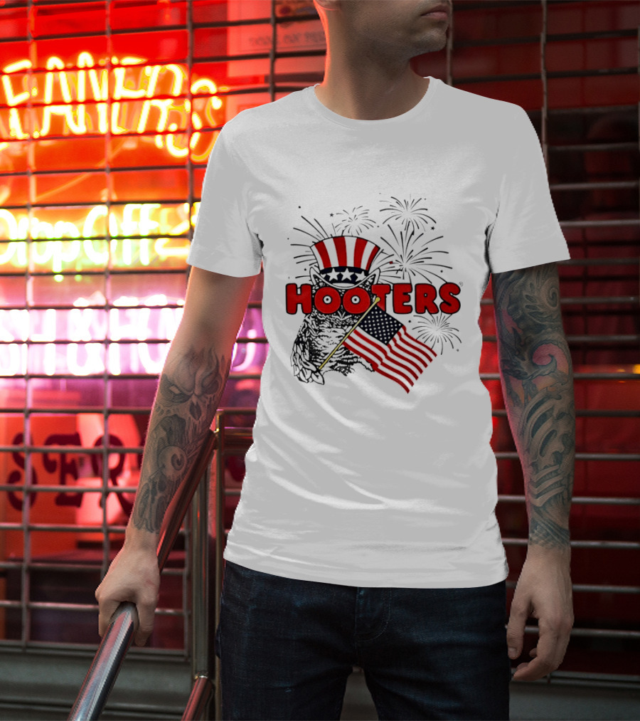 Hooters Uncle Sam Owl USA Flag Fireworks Celebration T-Shirt