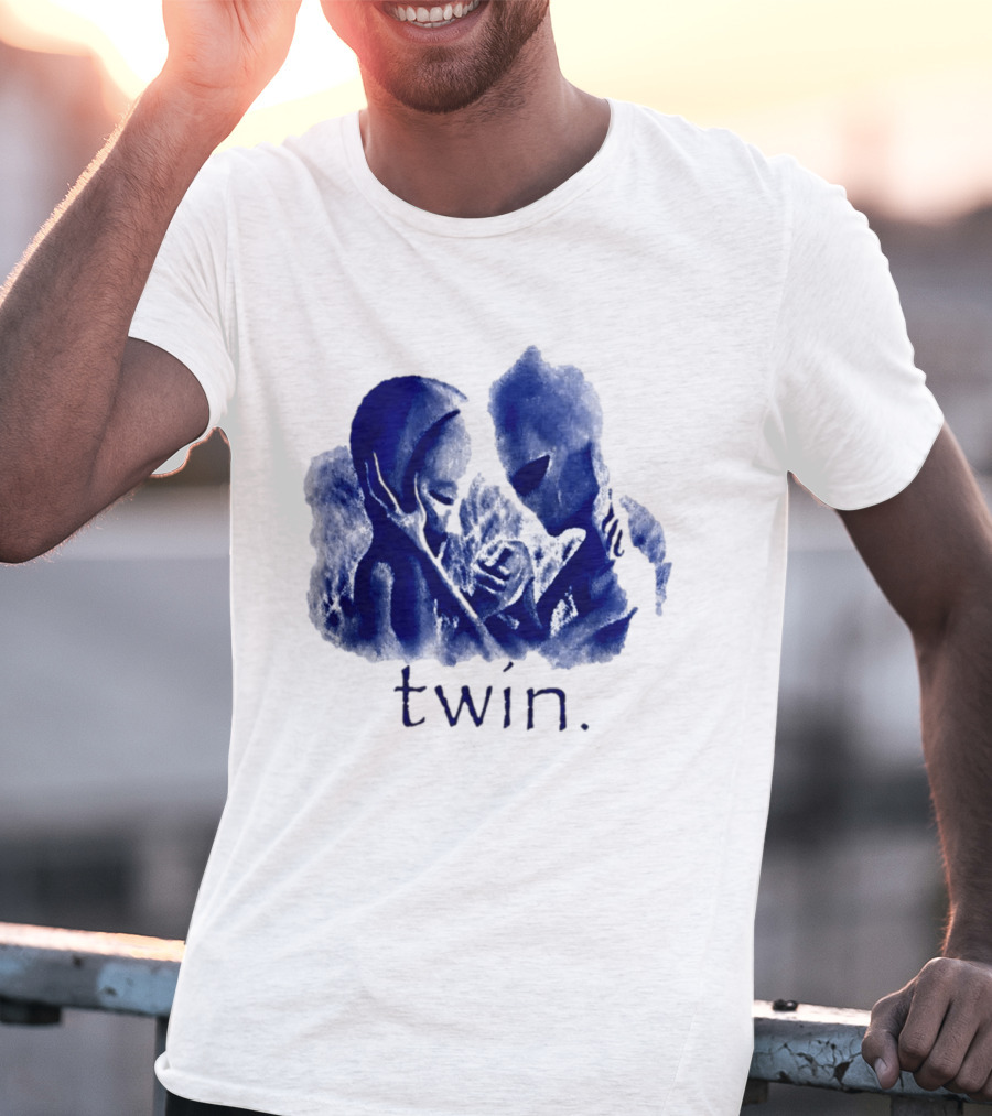 Twin Alien Extraterrestrial Sci Fi Embrace T-Shirt