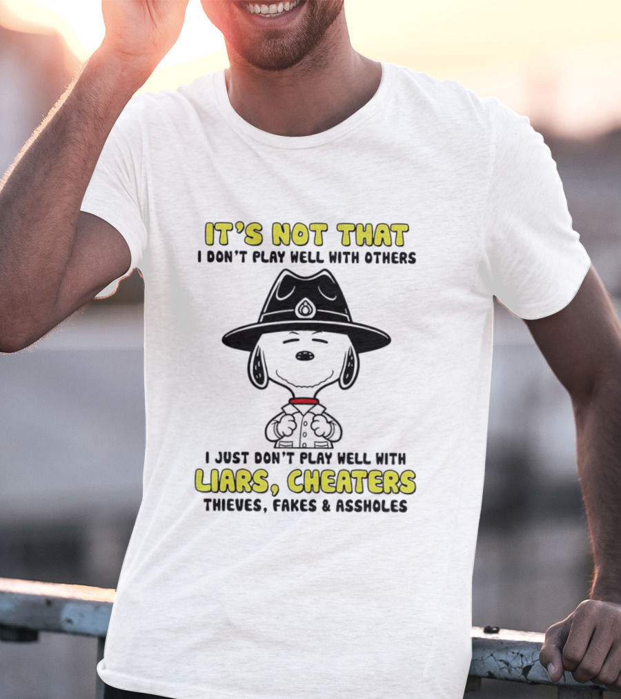 Snoopy It's Not That I Don't Play Well With Others Just Don't Play Well With Liars Cheaters Thieves Fakes & Assholes T-Shirt