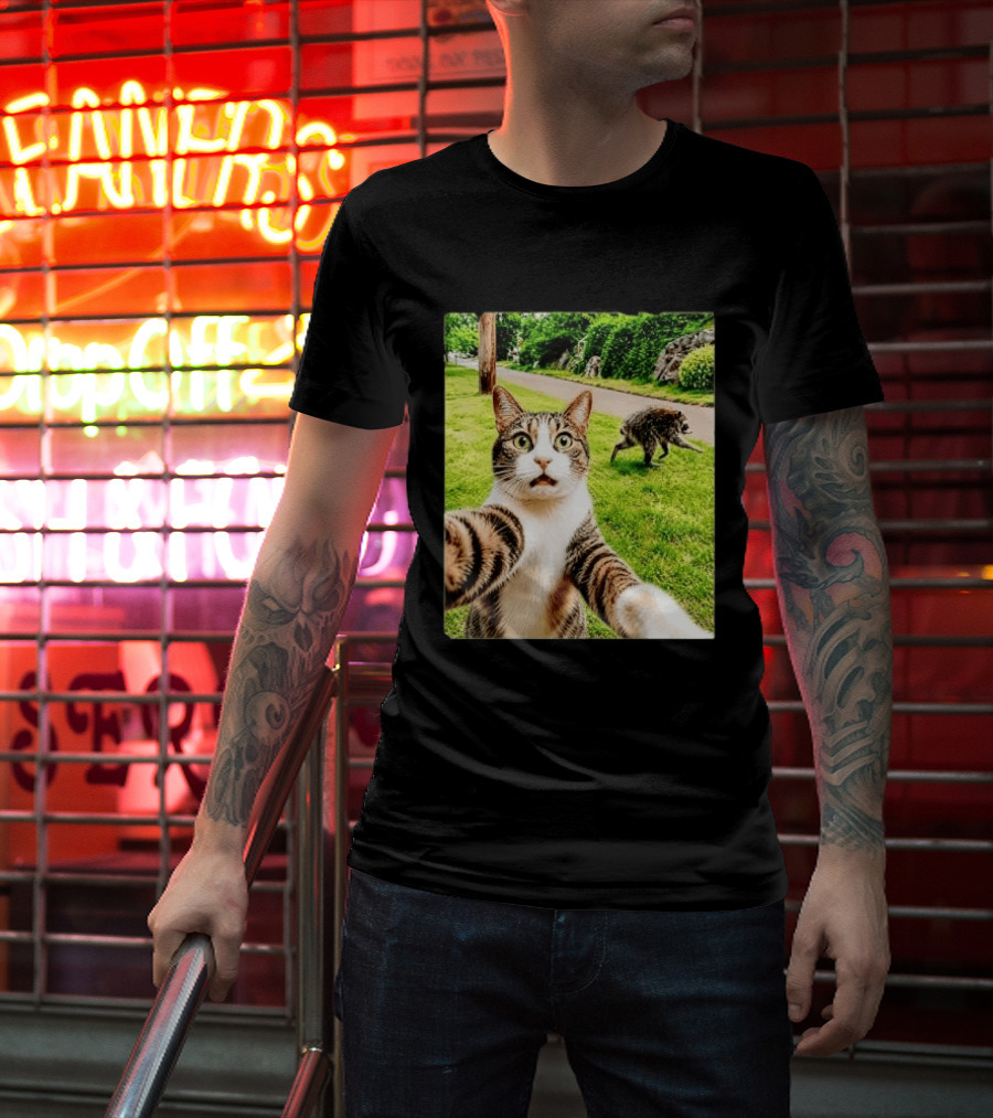 Shocked Face Tabby Cat Taking Selfie With Running Raccoon On Lawn Road T-Shirt