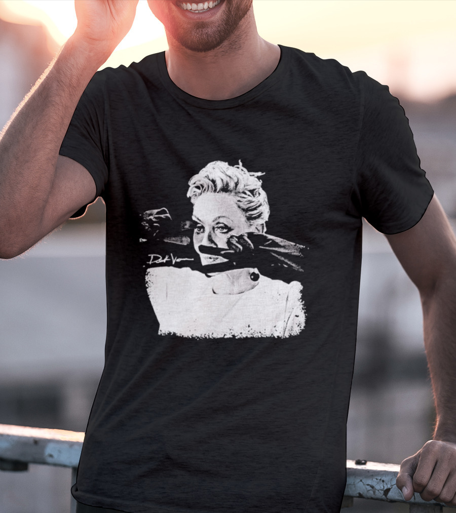 Deborah Vance Hacks TV Show Makeup Scene T-Shirt