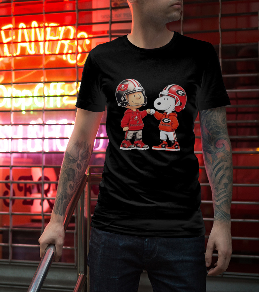 Charlie Brown Snoopy Tampa Bay Buccaneers Georgia Bulldogs Fist Bump T-Shirt