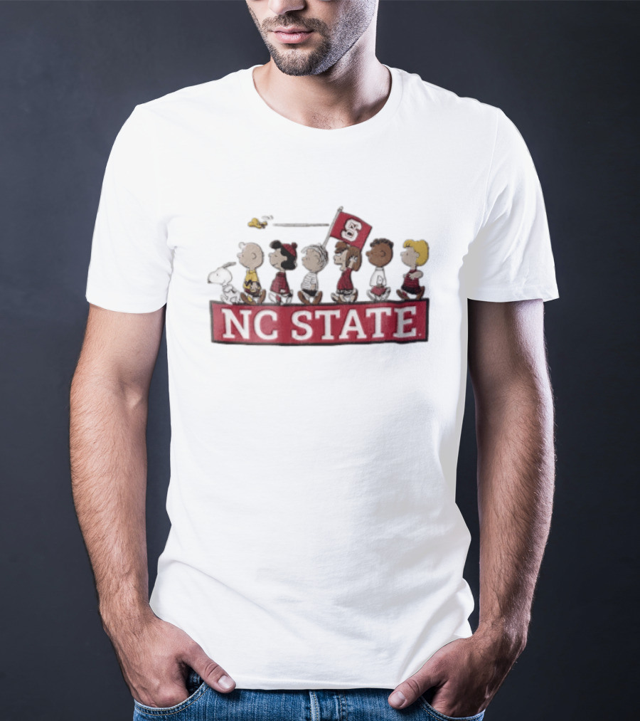 NC State University Peanuts Characters Walking With Flag 2006 Snoopy Woodstock Charlie Brown Lucy Linus Peppermint Patty Franklin T-Shirt