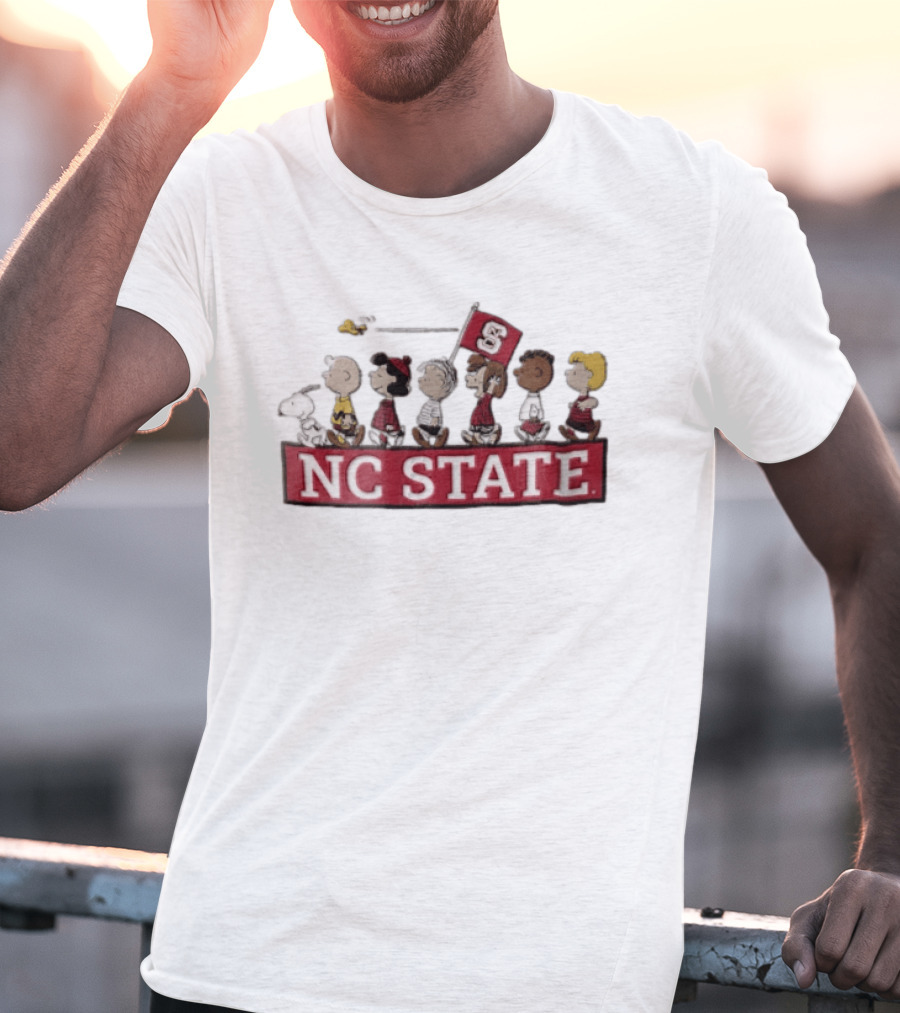NC State University Peanuts Characters Walking With Flag 2006 Snoopy Woodstock Charlie Brown Lucy Linus Peppermint Patty Franklin T-Shirt