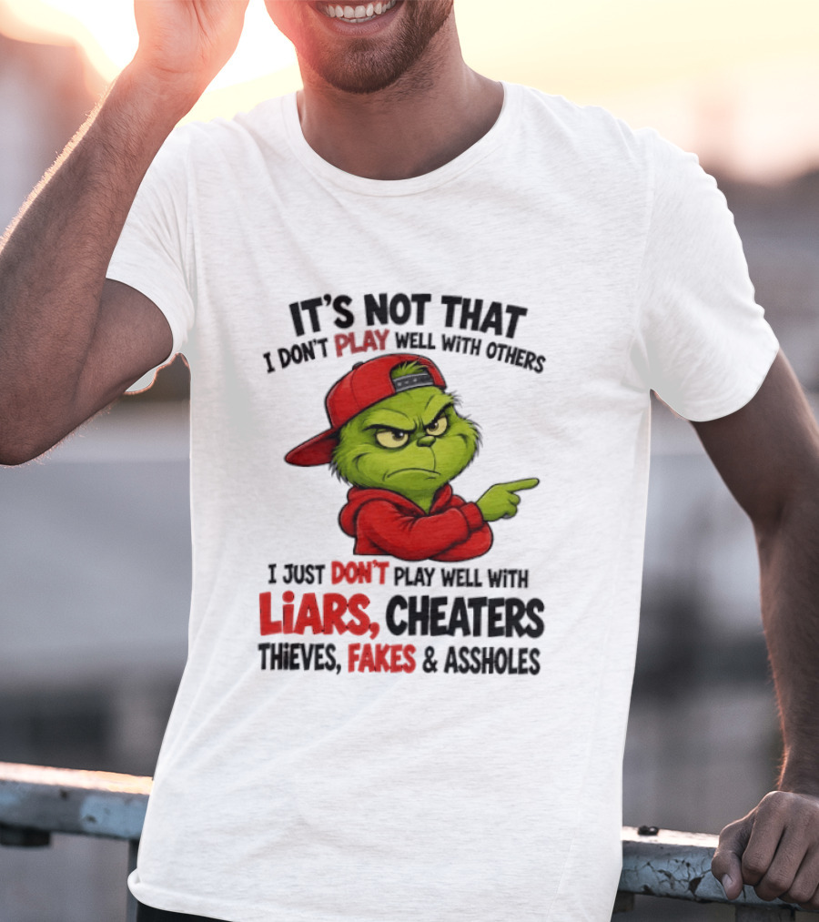 Grinch It's Not That I Don't Play Well With Others I Just Don't Play Well With Liars Cheaters Thieves Fakes & Assholes T-Shirt