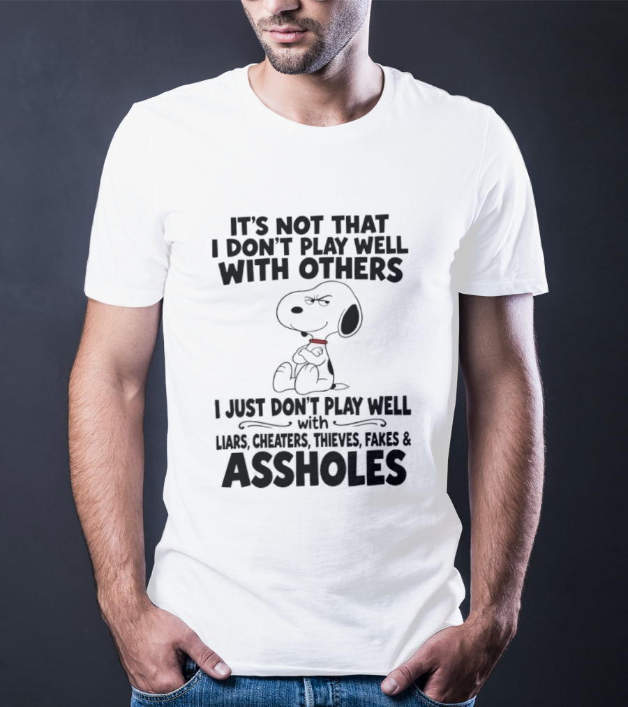 Snoopy It's Not That I Don't Play Well With Others I Just Don't Play Well With Liars Cheaters Thieves Fakes And Assholes T-Shirt