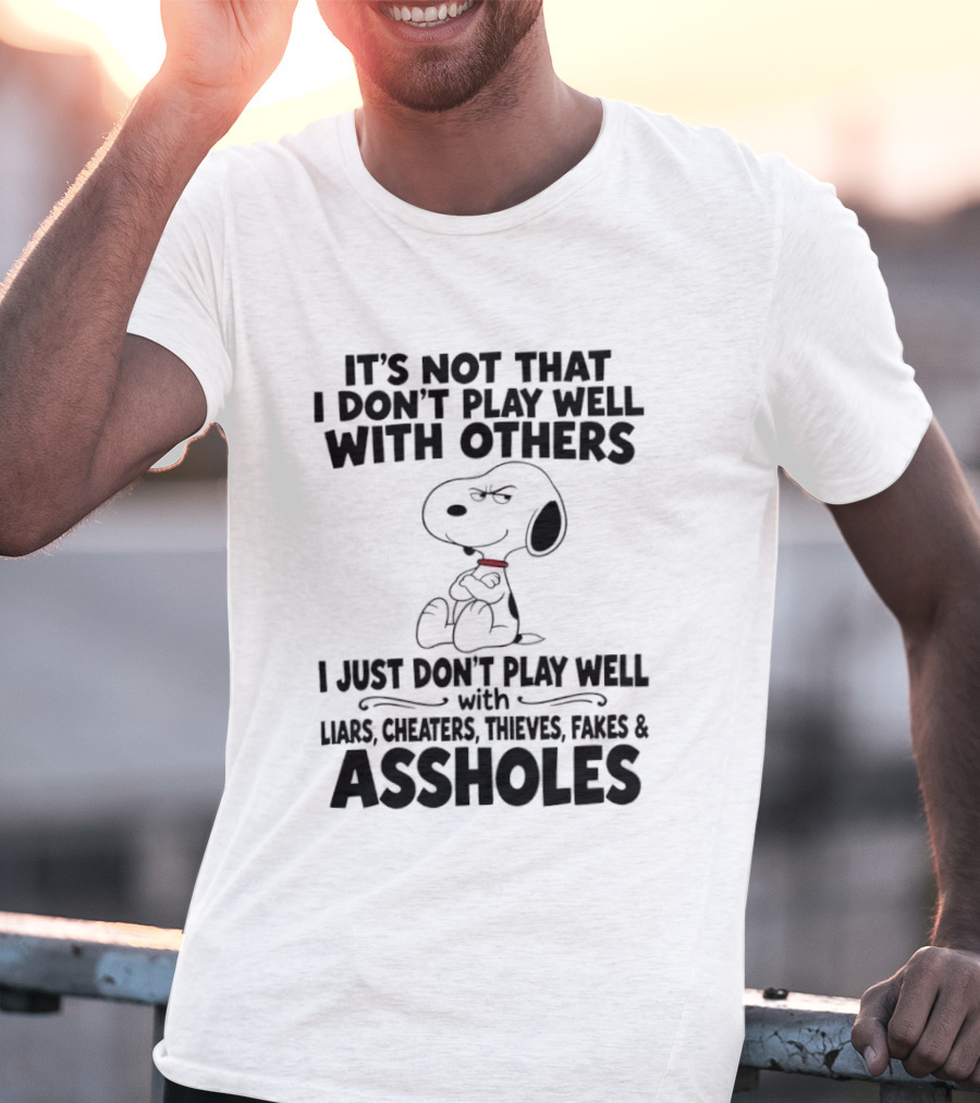 Snoopy It's Not That I Don't Play Well With Others I Just Don't Play Well With Liars Cheaters Thieves Fakes And Assholes T-Shirt