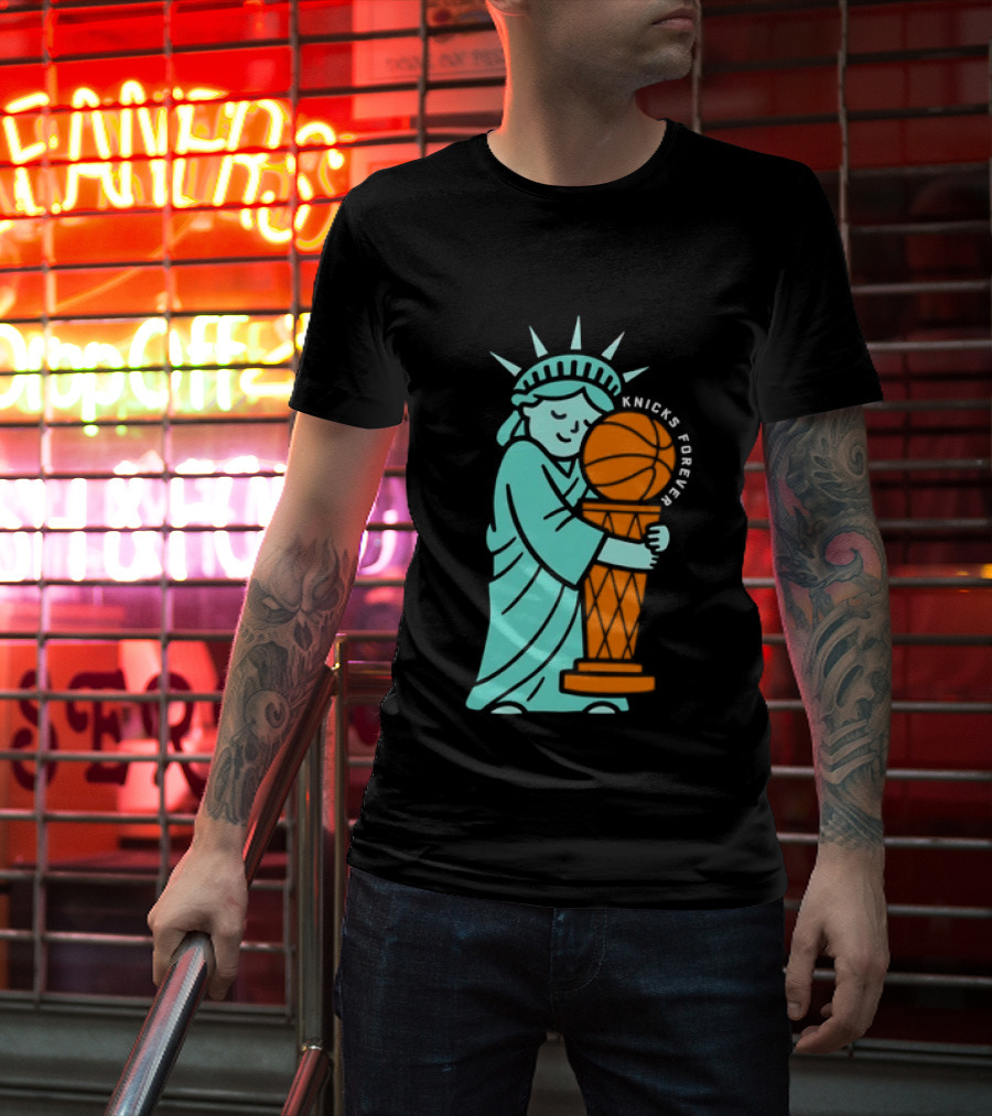 Statue Of Liberty Hug Larry O'Brien Trophy Knicks Forever T-Shirt