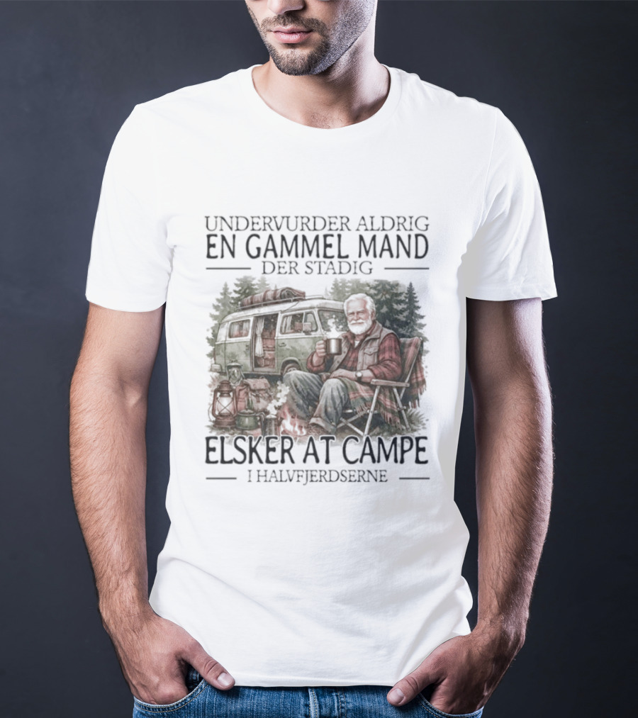 Undervurder Aldrig En Gammel Mand Der Stadig Elsker At Campere I Halvfjerdserne T-Shirt