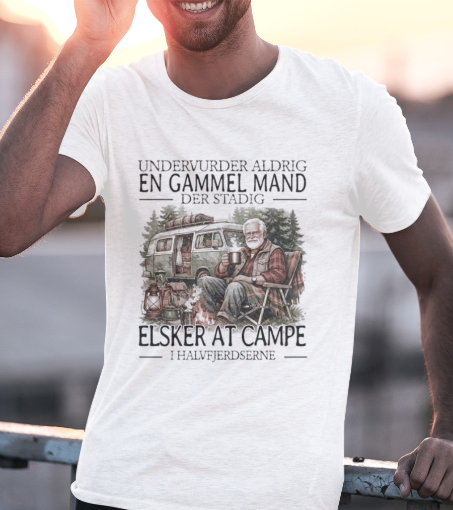 Undervurder Aldrig En Gammel Mand Der Stadig Elsker At Campere I Halvfjerdserne T-Shirt