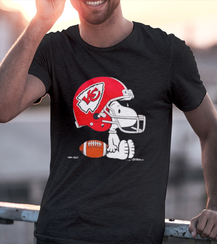 Snoopy Kansas City Chiefs Helmet Football T-Shirt