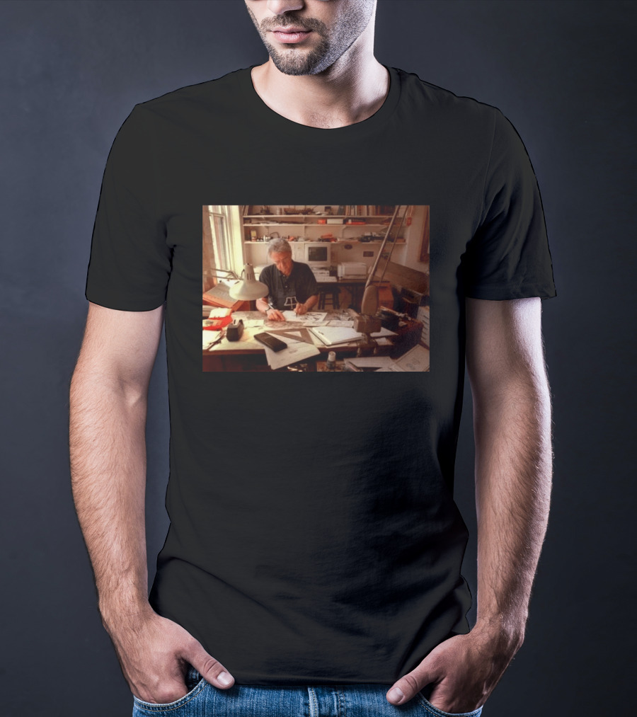 Pat Oliphant Cartoonist In Studio Drawing And Sketching T-Shirt