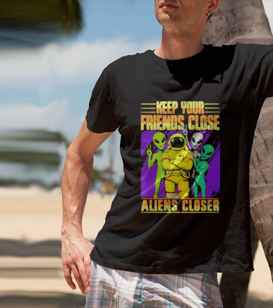 Keep Your Friends Close Aliens Closer Astronaut With Alien Friends T-Shirt