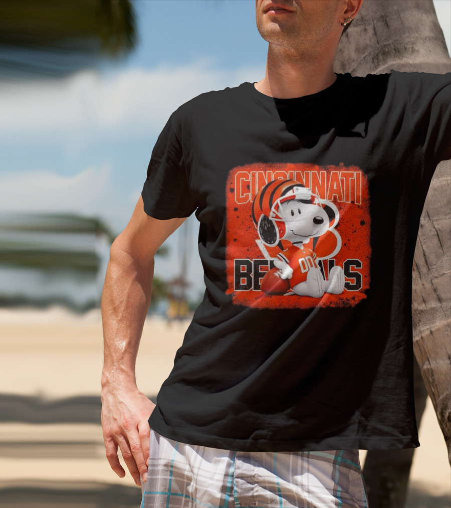 Cincinnati Bengals Snoopy 00 Football Helmet T-Shirt