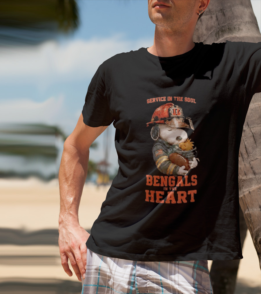Service In The Soul Bengals In The Heart Snoopy Cincinnati Bengals Firefighter Hugging Woodstock T-Shirt
