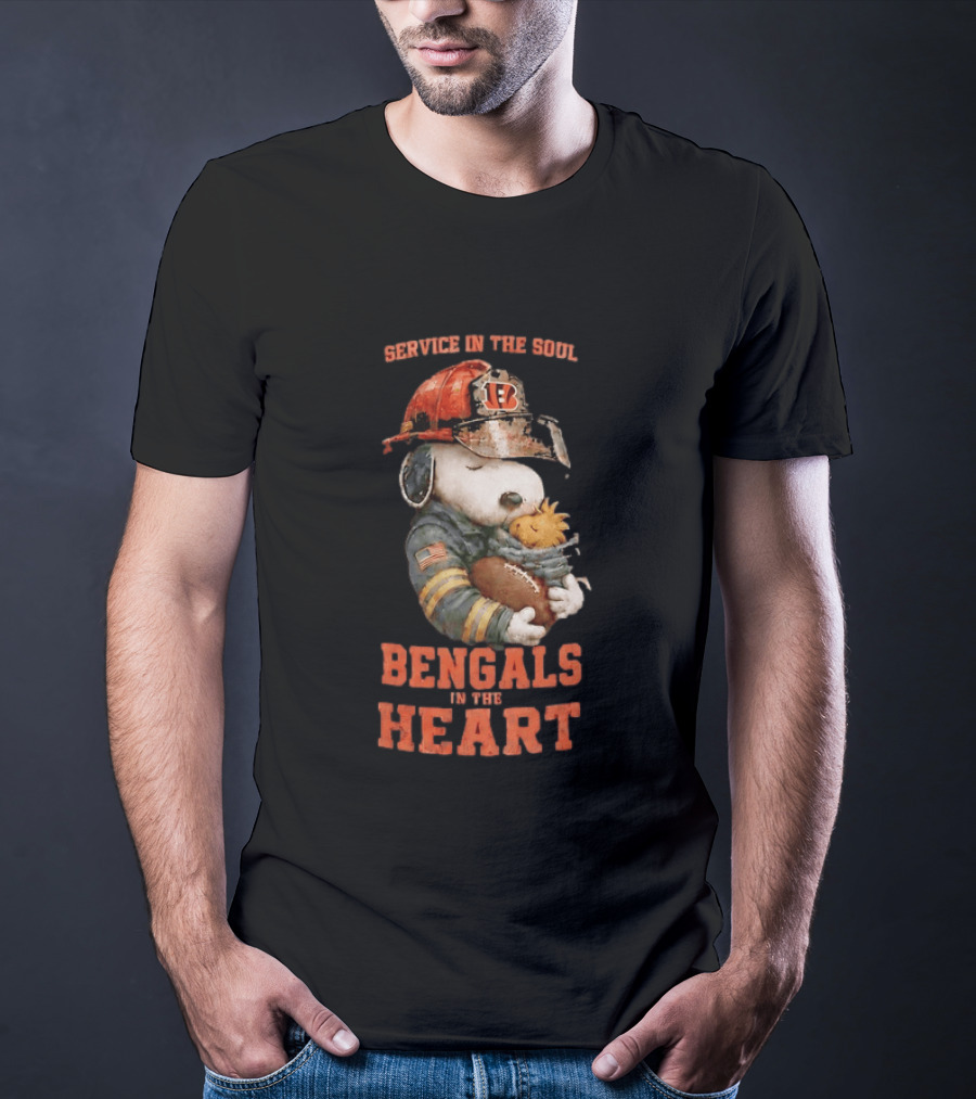Service In The Soul Bengals In The Heart Snoopy Cincinnati Bengals Firefighter Hugging Woodstock T-Shirt