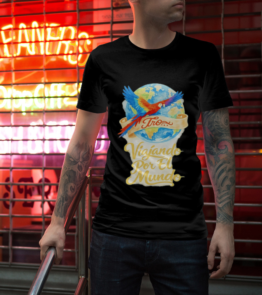 Tro Macaw Flying Across Globe Viaje Por El Mundo T-Shirt