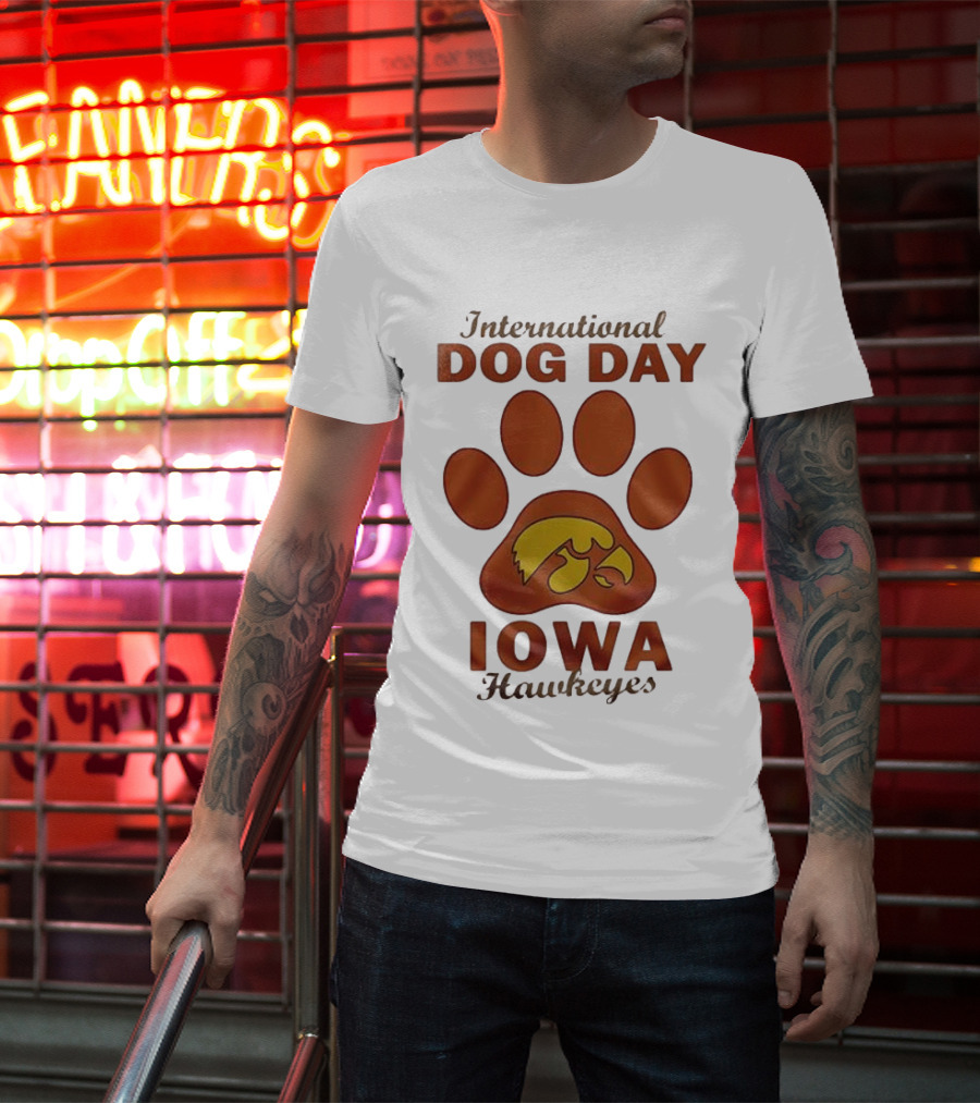 International Dog Day Iowa Hawkeyes Paw Print T-Shirt