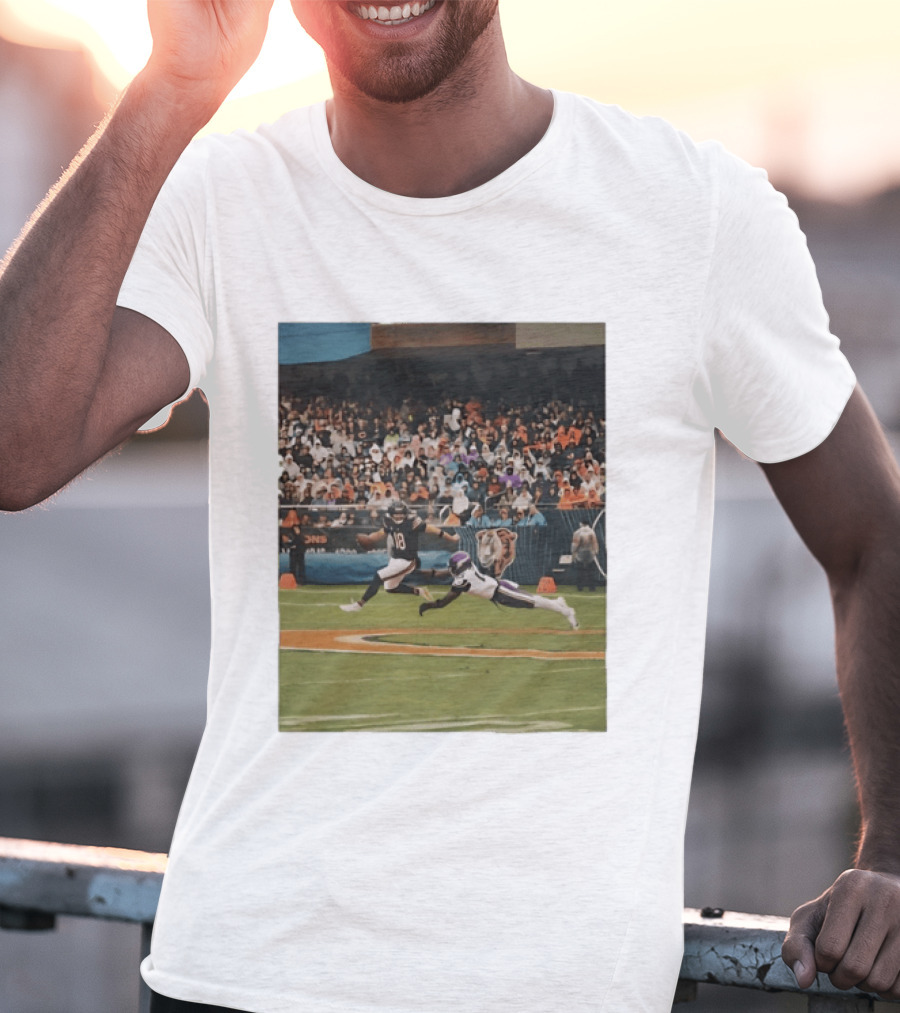Chicago Bears Vs Minnesota Vikings NFL Game Action Sports Photo T-Shirt