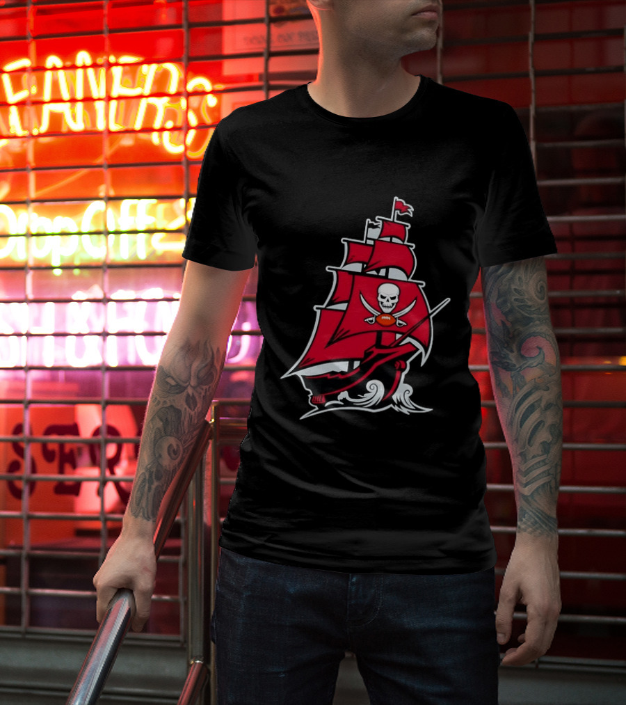 Tampa Bay Buccaneers Pirate Ship Skull Football T-Shirt