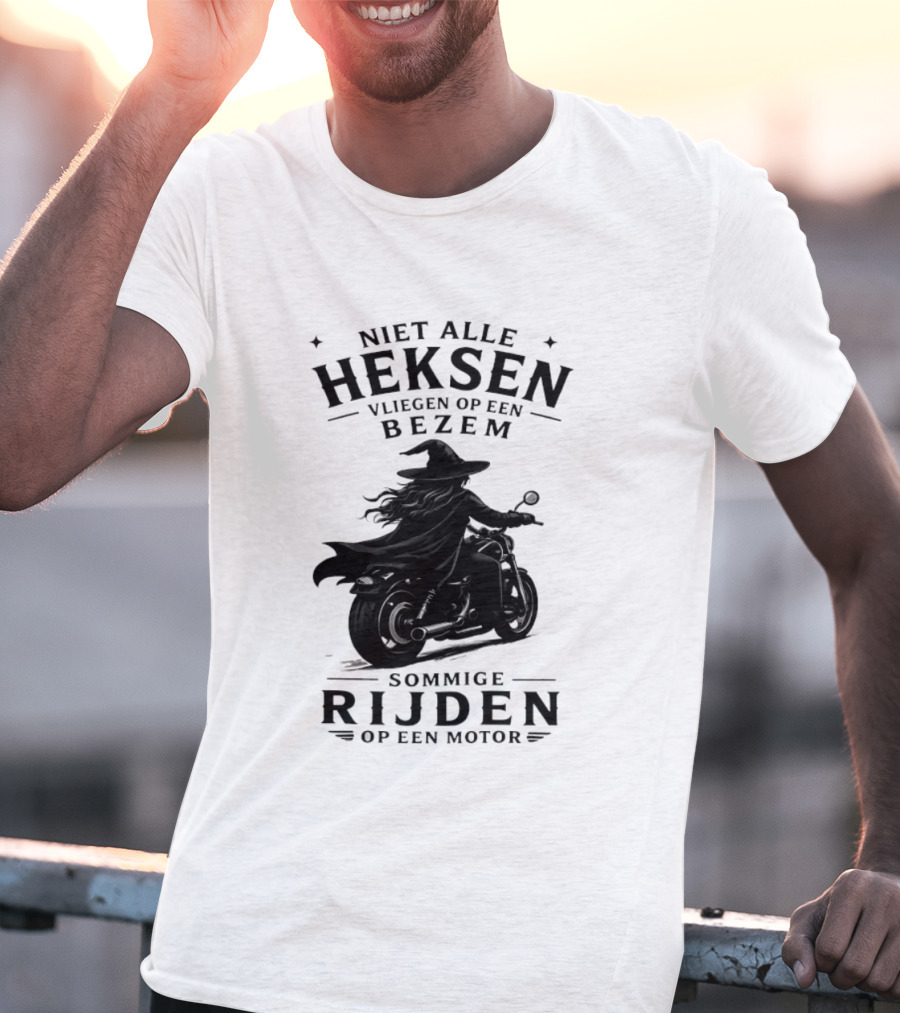 Niet Alle Heksen Vliegen Op Een Bezem Sommige Rijden Op Een Motor T-Shirt