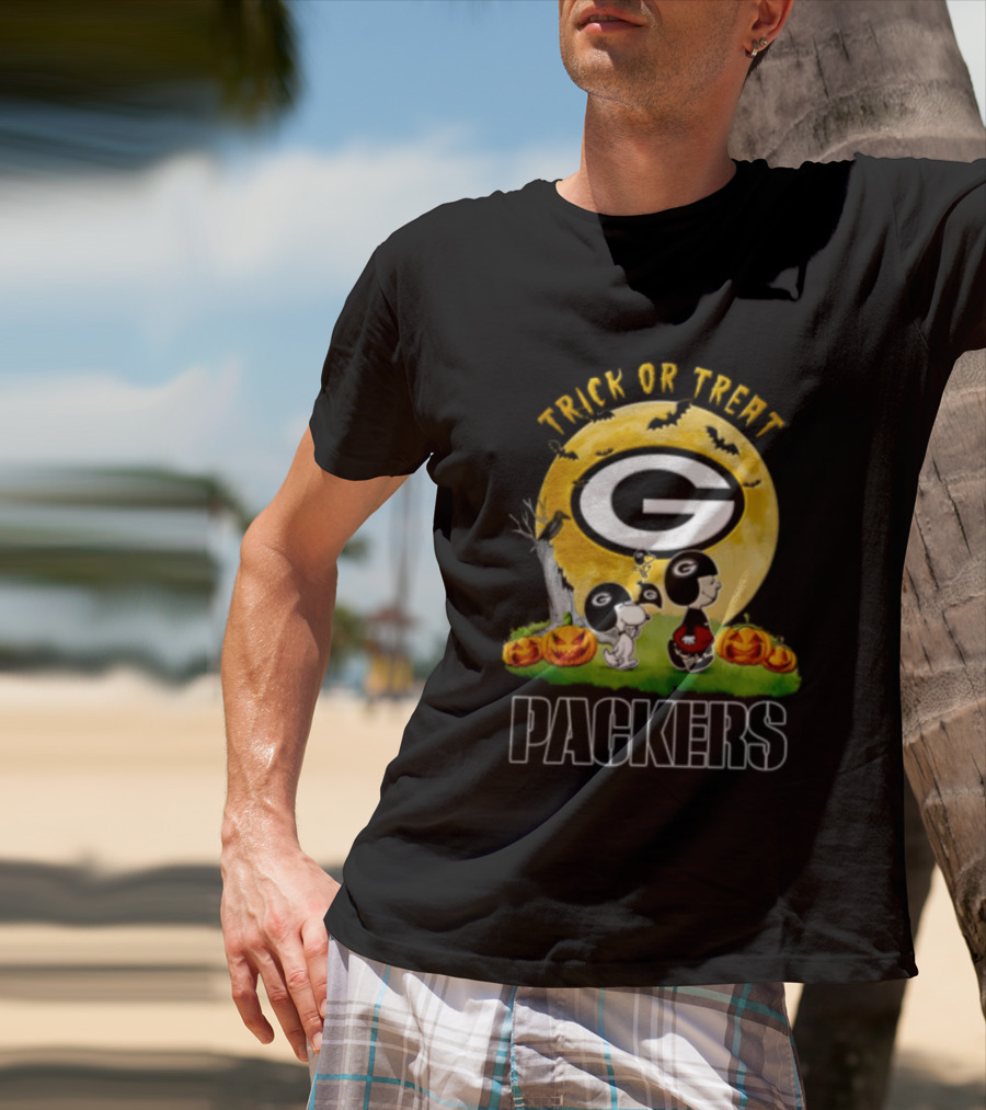 Green Bay Packers Trick Or Treat Charlie Brown Snoopy Pumpkins Moon T-Shirt