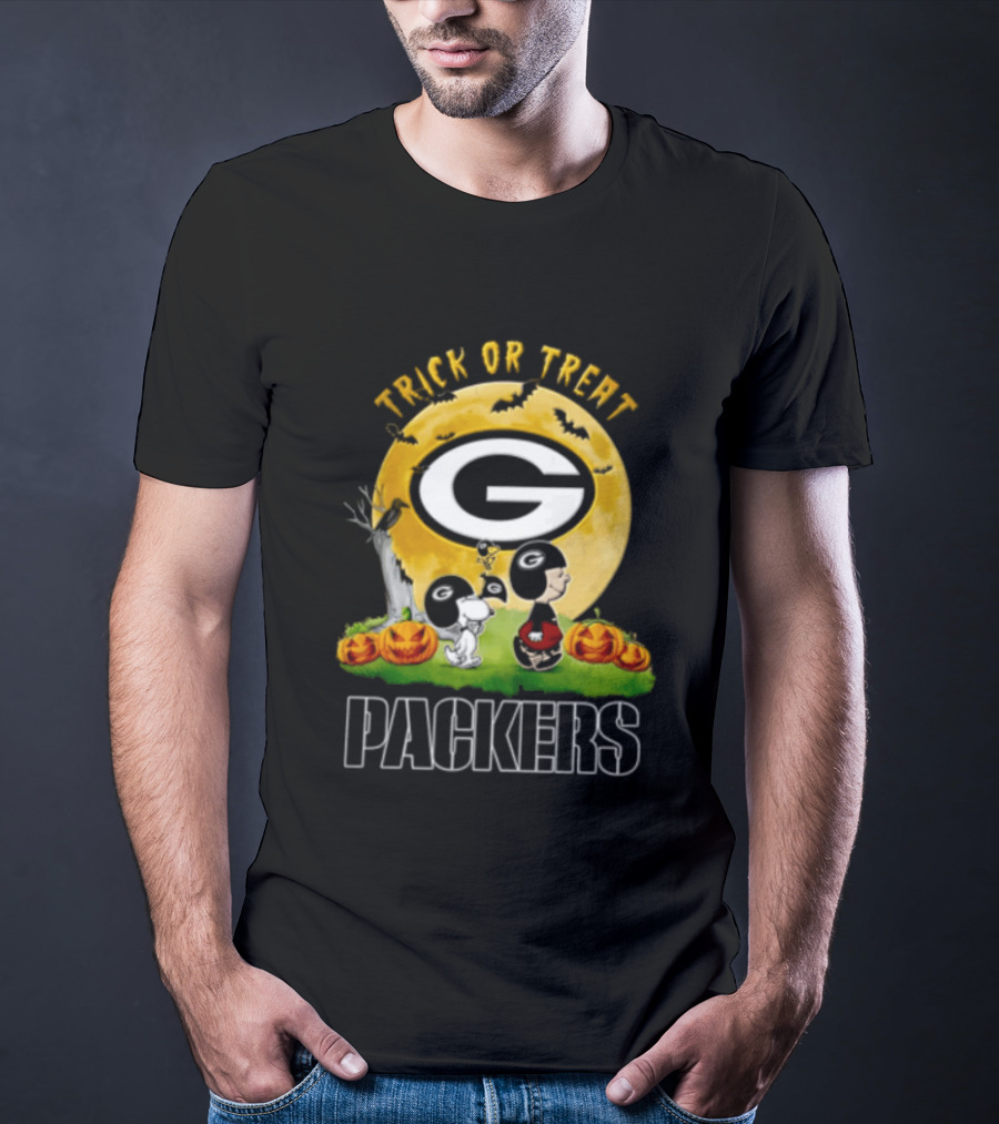 Green Bay Packers Trick Or Treat Charlie Brown Snoopy Pumpkins Moon T-Shirt