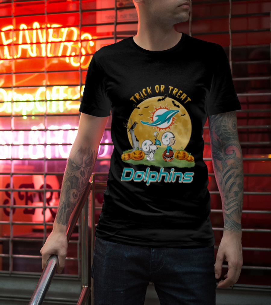 Miami Dolphins Trick Or Treat Charlie Brown Snoopy Full Moon Pumpkins T-Shirt
